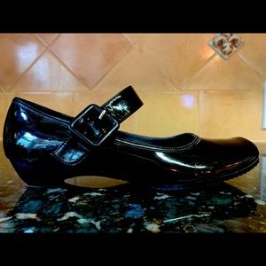 Kenneth Cole, patent leather black Mary Jane 7 1/2